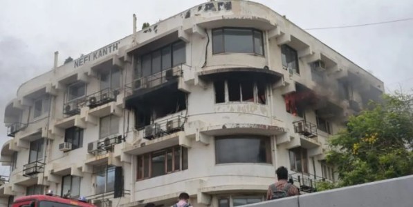 मरीन लाईन्समध्ये मोठी आग! चार जणांची सुखरूप सुटका; काय घडलं?